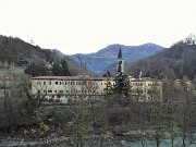 07 Vista da Zogno-Convento Congregazione Suore di Carita sul Costone (cima a dx)  via Stalle Foldone